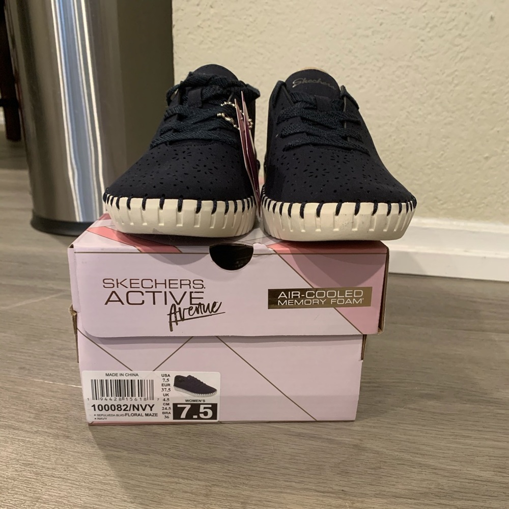 Women’s Skechers memory foam sneaker - Picture 4 of 5